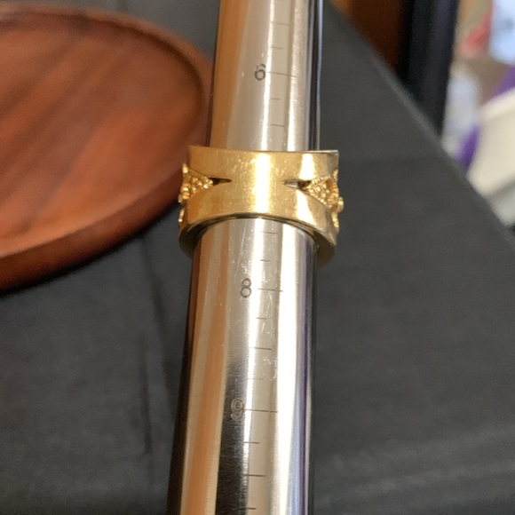 Gold tone rhinestone cut out ring size 7 - Picture 5 of 6